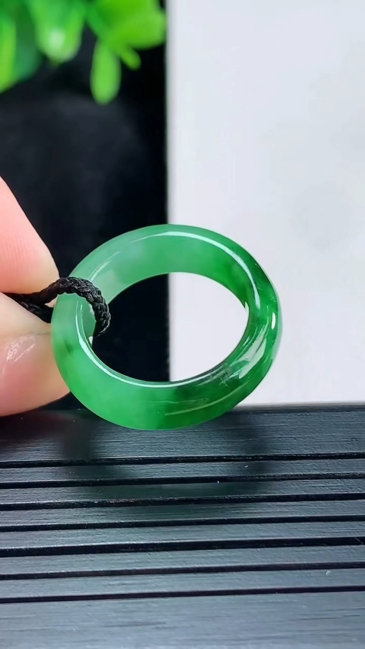 天然A货翡翠指环戒指尺寸15.9-4.9-3重量:3.02g2026年4月14日
工厂直销收藏佳品,种好水足，色泽均匀，有种有色，上手高大气！