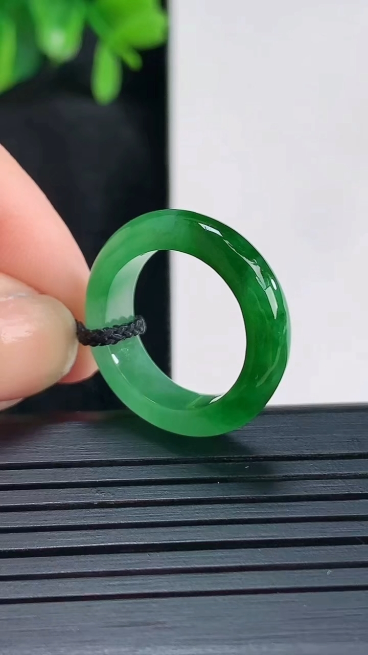 天然A货翡翠指环戒指尺寸15.9-4.9-3重量:3.02g2026年4月14日
工厂直销收藏佳品,