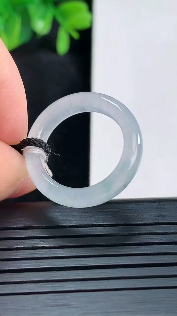 天然A货翡翠飘花指环戒指尺寸17.9-4.9-3.6重量:3.44g2026年4月14日
工厂直销收藏佳品,种好水足，色泽均匀，有种有色，上手高大气！