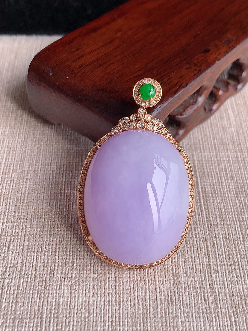 天然A货翡翠18K金伴钻镶嵌紫罗兰鸽子蛋面吊坠 
尺寸44.8-27.3-14.5裸石30.8-24.3mm 重量22.10g 0412