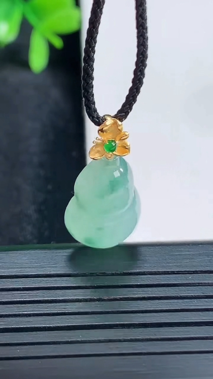 天然A货翡翠18K金飘花葫芦吊坠尺寸24.4-12.1-5.6重量:2.44g
4月14日