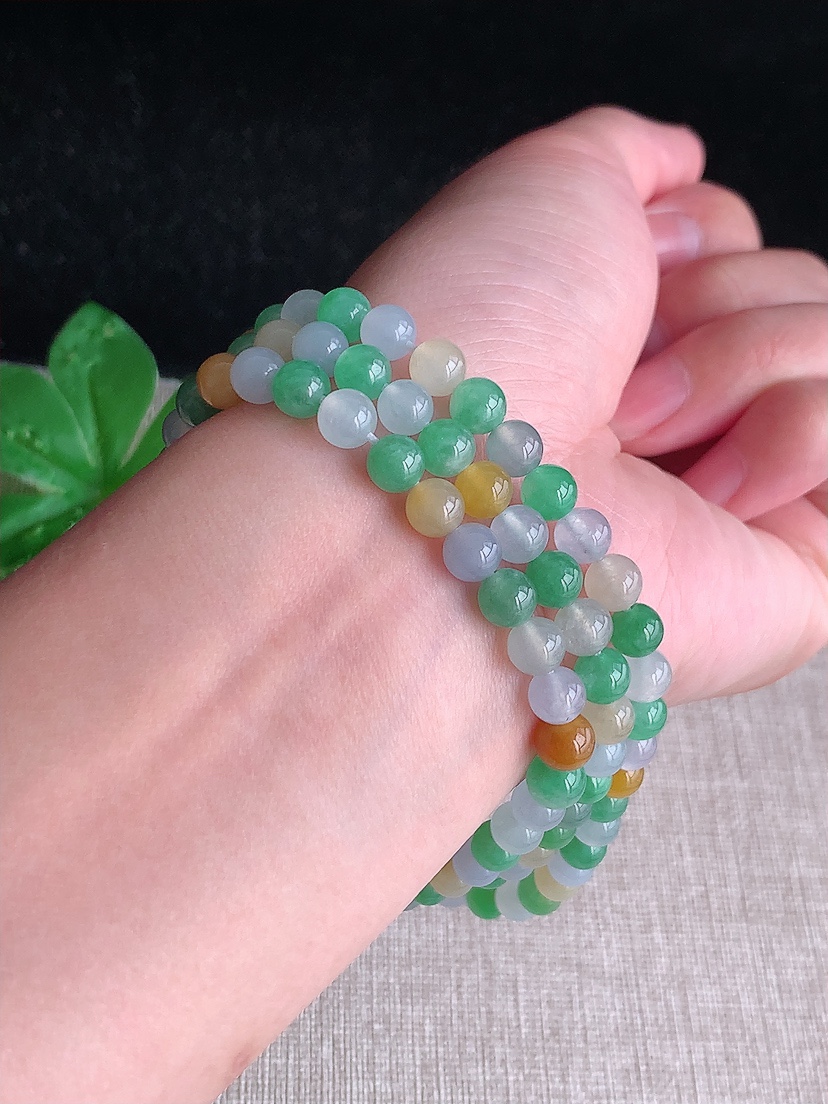 天然A货翡翠三彩圆珠项链毛衣链108颗 
尺寸5.6mm 重量40.20g 0412