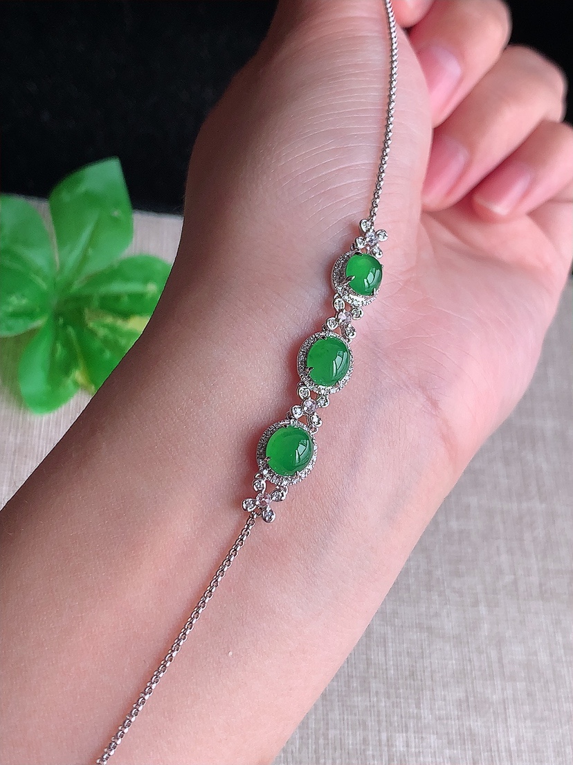 天然A货翡翠18K金伴钻镶嵌满绿蛋面手链 
尺寸6.8-5.8-4.8mm 重量3.52g 0412