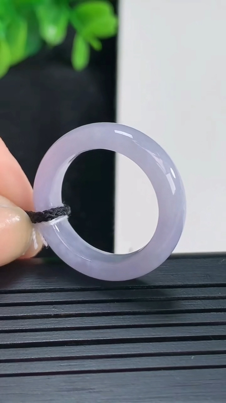 天然A货翡翠紫罗兰指环戒指尺寸18.3-5.8-3.6重量:4.47g2026年4月14日
工厂直销收藏佳品,种好水足，色泽均匀，有种有色，上手高大气！