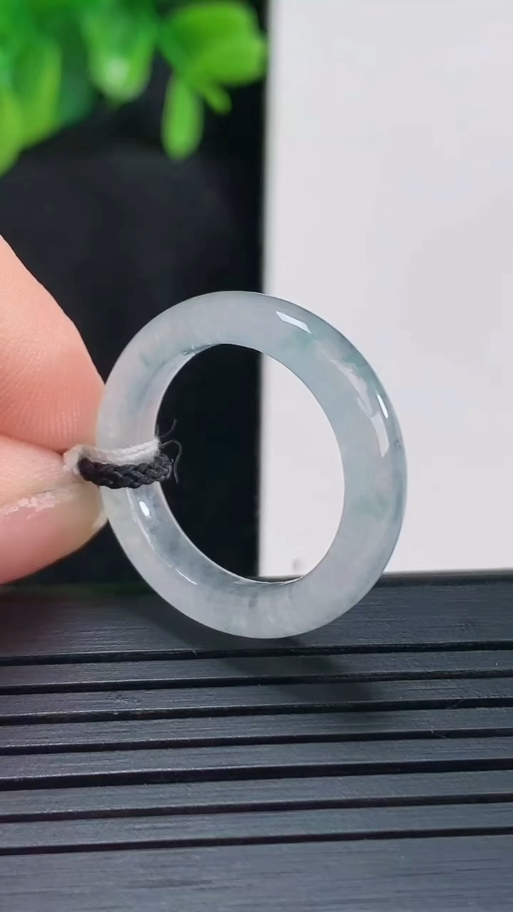 天然A货翡翠飘花指环戒指尺寸17.9-4.9-3.6重量:3.44g2026年4月14日
工厂直销收