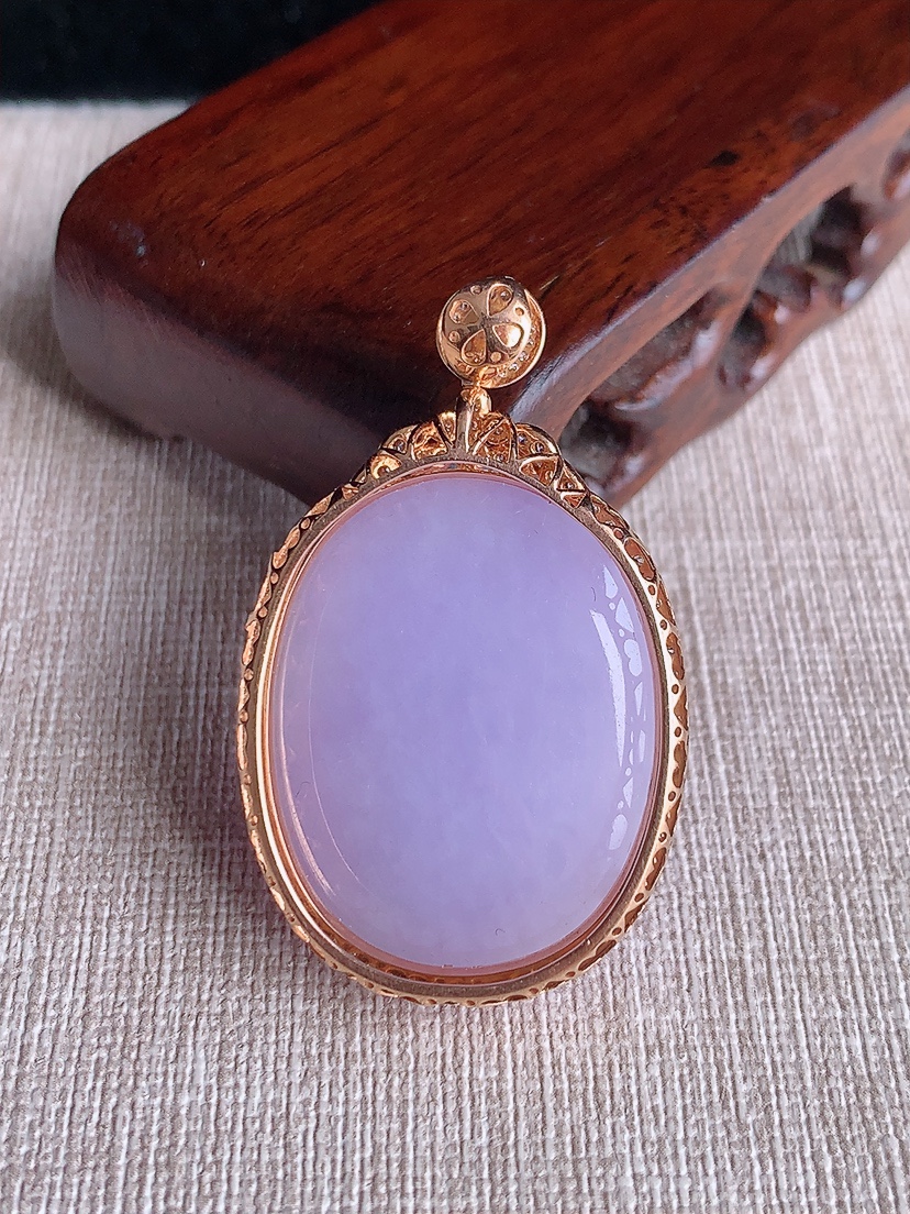 天然A货翡翠18K金伴钻镶嵌紫罗兰鸽子蛋面吊坠 
尺寸44.8-27.3-14.5裸石30.8-24