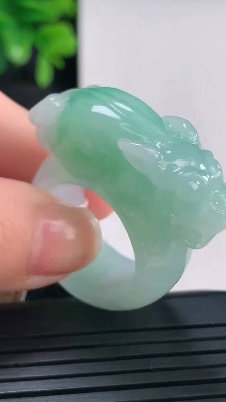 天然A货翡翠貔貅指环扳指尺寸20.5-34.5-12.6重量:22.21g2026年4月14日
工厂直销收藏佳品,种好水足，色泽均匀，有种有色，上手高大气！