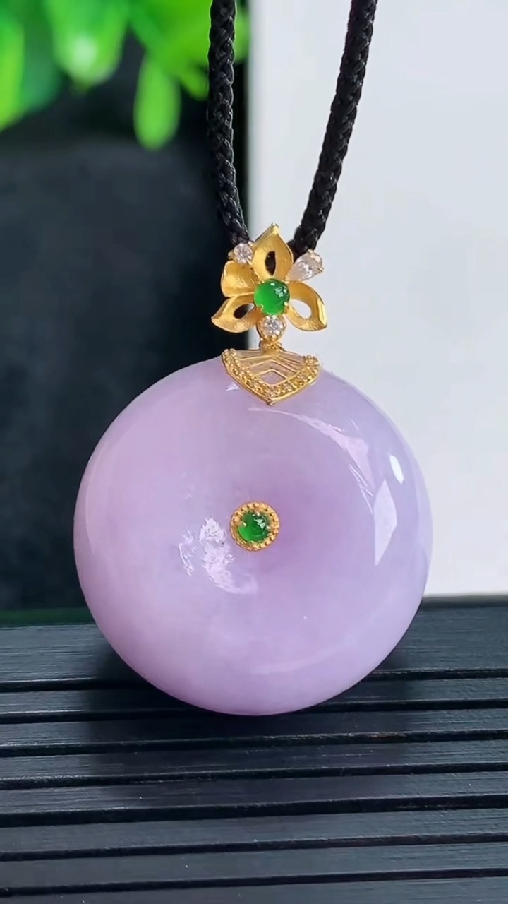 天然A货翡翠18K金紫罗兰平安扣吊坠尺寸22.6-12.7重量:14.28g
4月14日