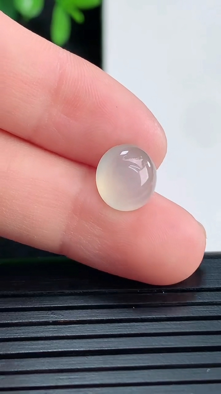 天然A货翡翠蛋面镶嵌件尺寸9.2-8.7-4.1重量:0.65g
4月14日