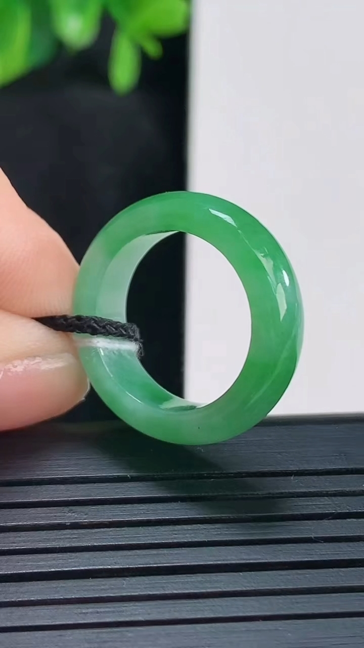 天然A货翡翠指环戒指尺寸16.5-5.7-3.3重量:3.73g2026年4月14日
工厂直销收藏佳