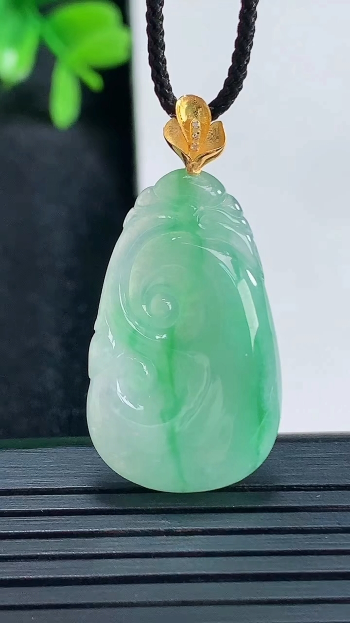 天然A货翡翠如意吊坠尺寸36.2-17.2-4重量:4.22g
4月14日