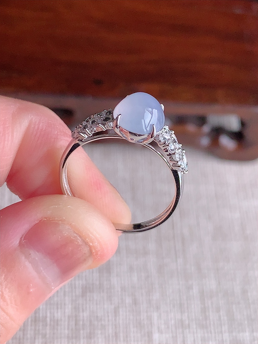 天然A货翡翠18K金伴钻镶嵌紫罗兰蛋面戒指 圈口17裸石
尺寸7.6-6.8mm 重量2.04g 0