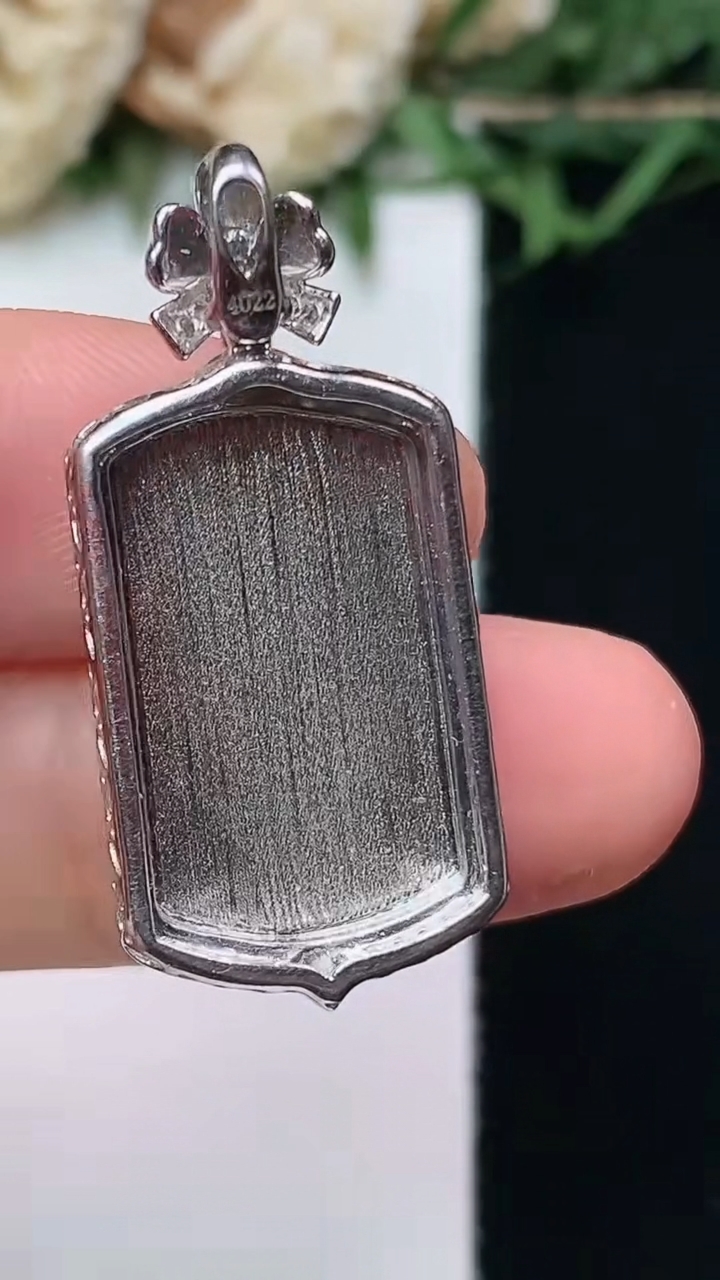 天然A货翡翠无事牌吊坠，尺寸30.9-14.2-6，裸石19.6-11.9
4月15日