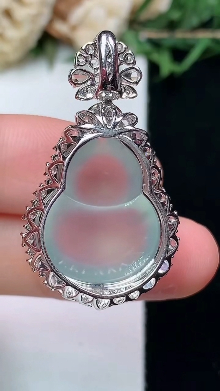 天然A货翡翠白冰葫芦吊坠，尺寸33.9-19.6-12.5，裸石19.6-15.7，重量:6.00g
4月15日