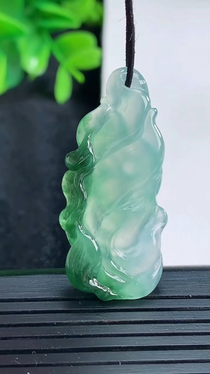 天然A货翡翠飘花九尾狐吊坠尺寸38.3-18.1-5.3重量:5.94g
4月15日