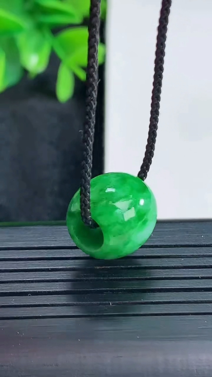 天然A货翡翠路路通吊坠尺寸12.7-13.6重量:3.60g
4月15日