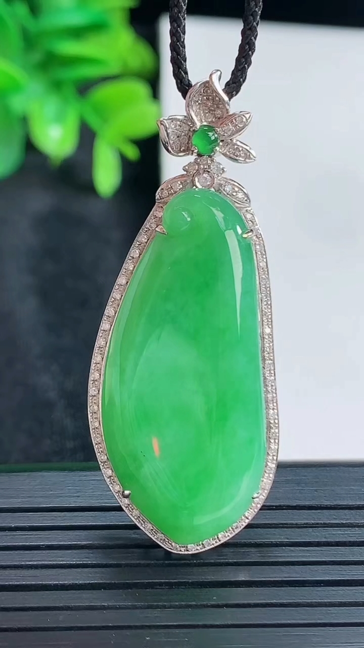 天然A货翡翠福瓜吊坠尺寸46.3-18.7-8裸石34.6-15.8重量:8.98g
4月15日