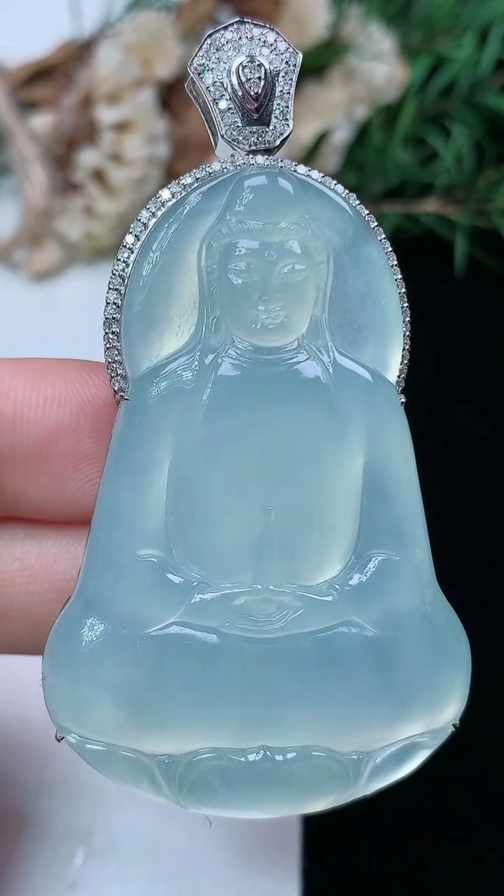 天然A货翡翠白冰素衣观音吊坠，尺寸50-33.5-8.5，重量:20.19g
4月15日
