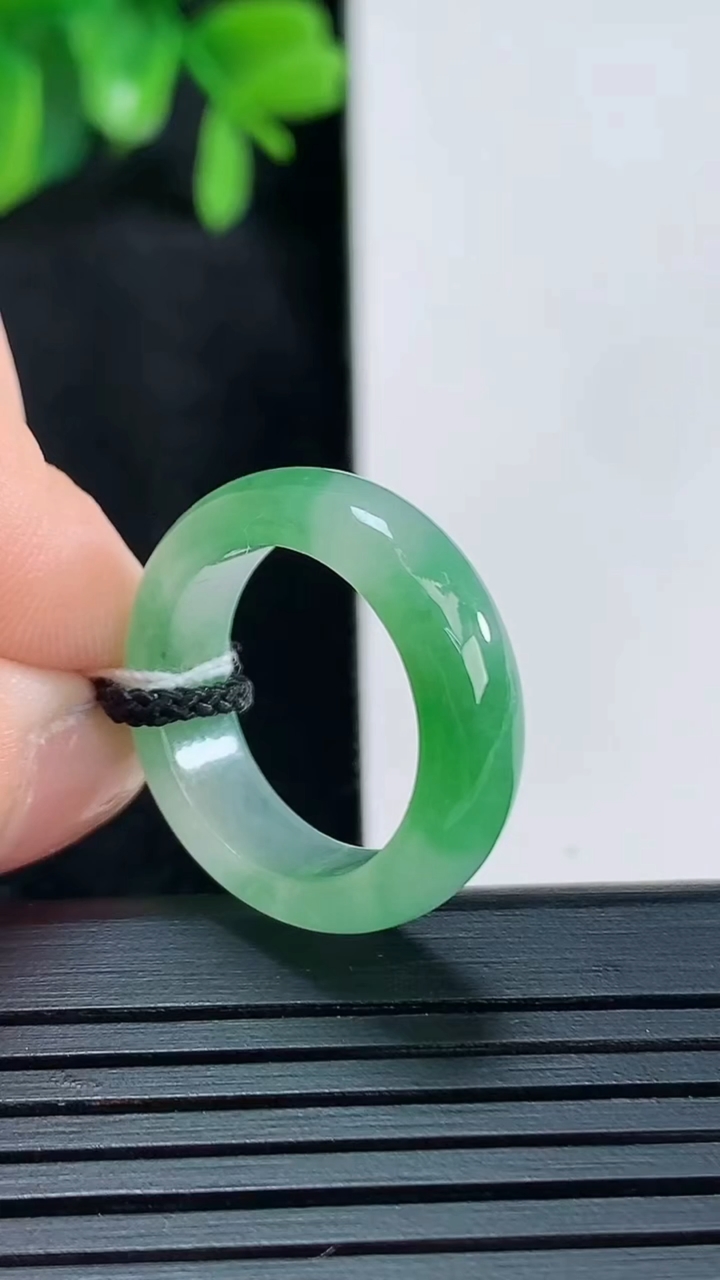 天然A货翡翠指环戒指尺寸16.2-5.7-3重量:3.46g2026年4月15日
工厂直销收藏佳品,