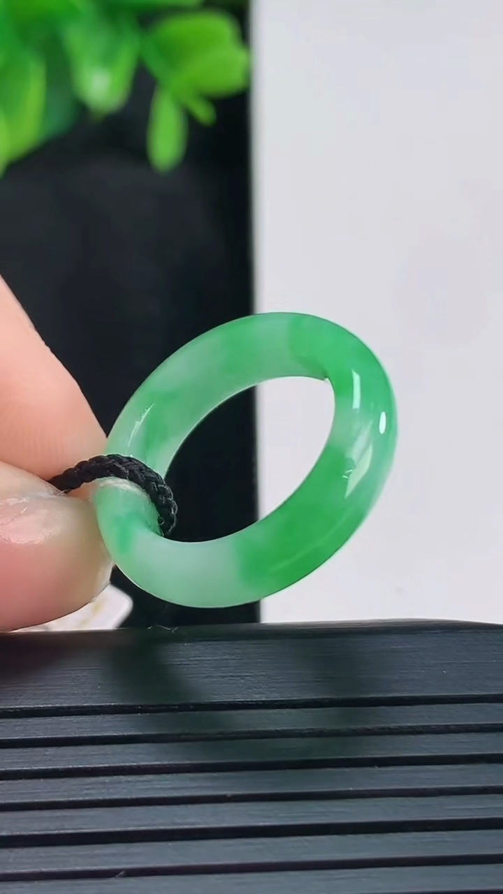 天然A货翡翠指环戒指尺寸16.-25.4-3.4重量:3.55g2026年4月15日
工厂直销收藏佳品,种好水足，色泽均匀，有种有色，上手高大气！