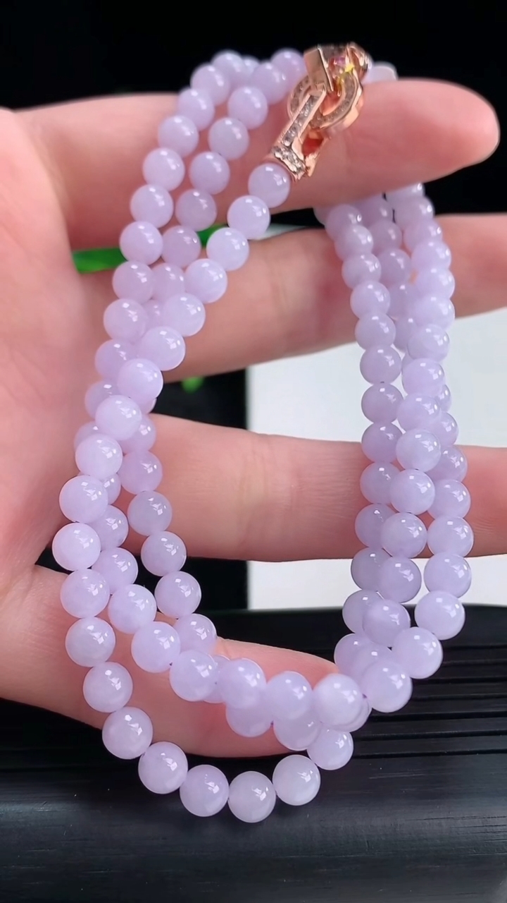 天然A货翡翠紫罗兰圆珠项链尺寸4.7-121颗重量:26.05g
4月15日