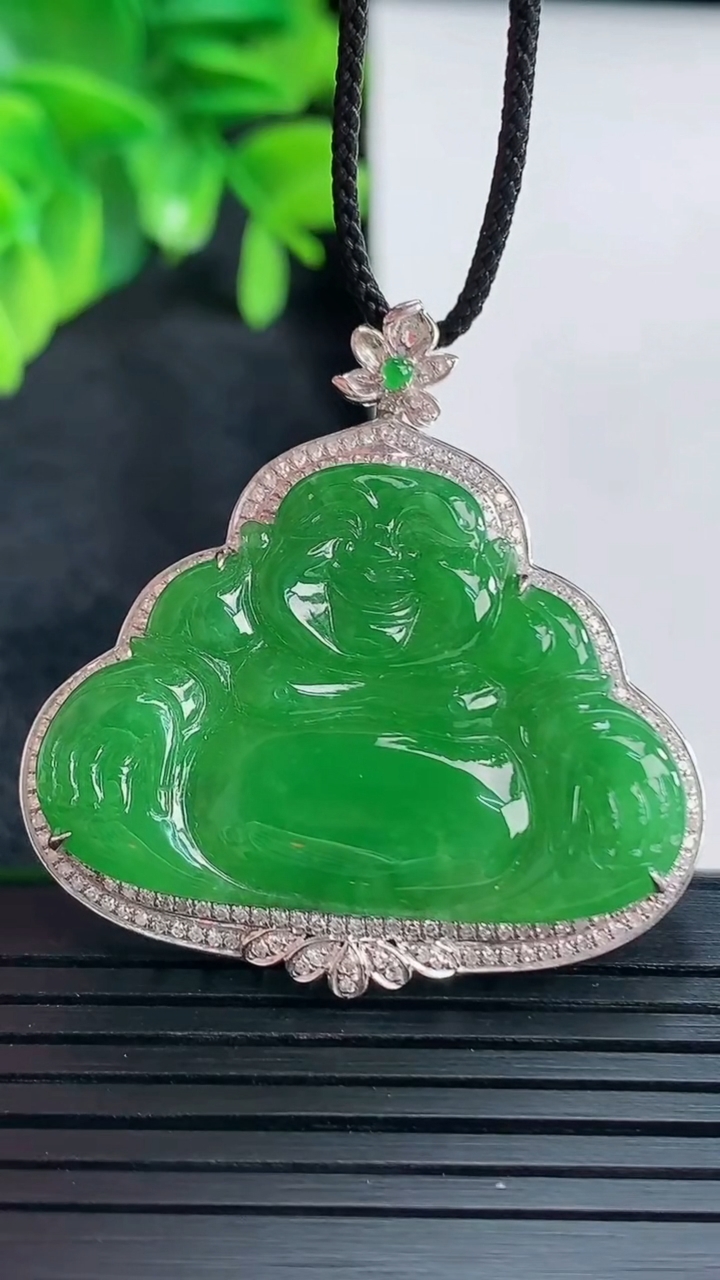 天然A货翡翠佛公吊坠尺寸39-37.2-7.6裸石24.3-34重量:8.66g
4月15日