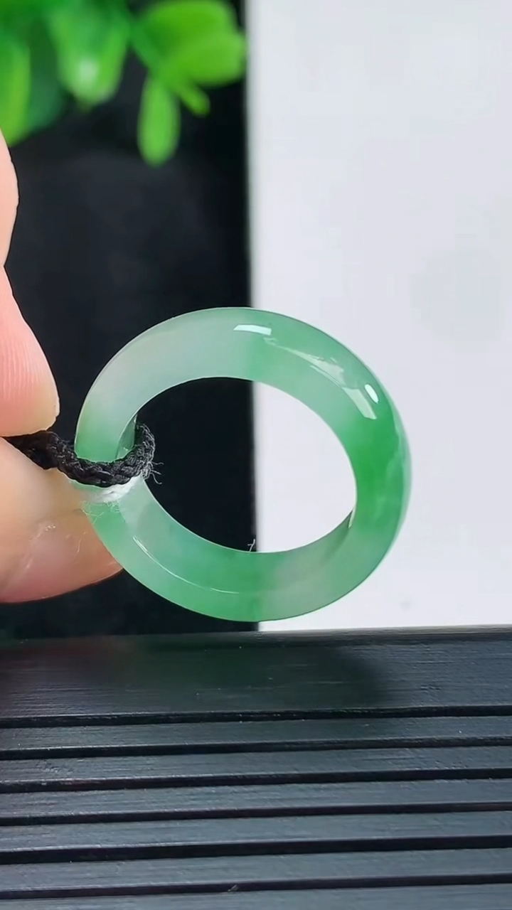 天然A货翡翠指环戒指尺寸16.2-5.7-3重量:3.46g2026年4月15日
工厂直销收藏佳品,种好水足，色泽均匀，有种有色，上手高大气！