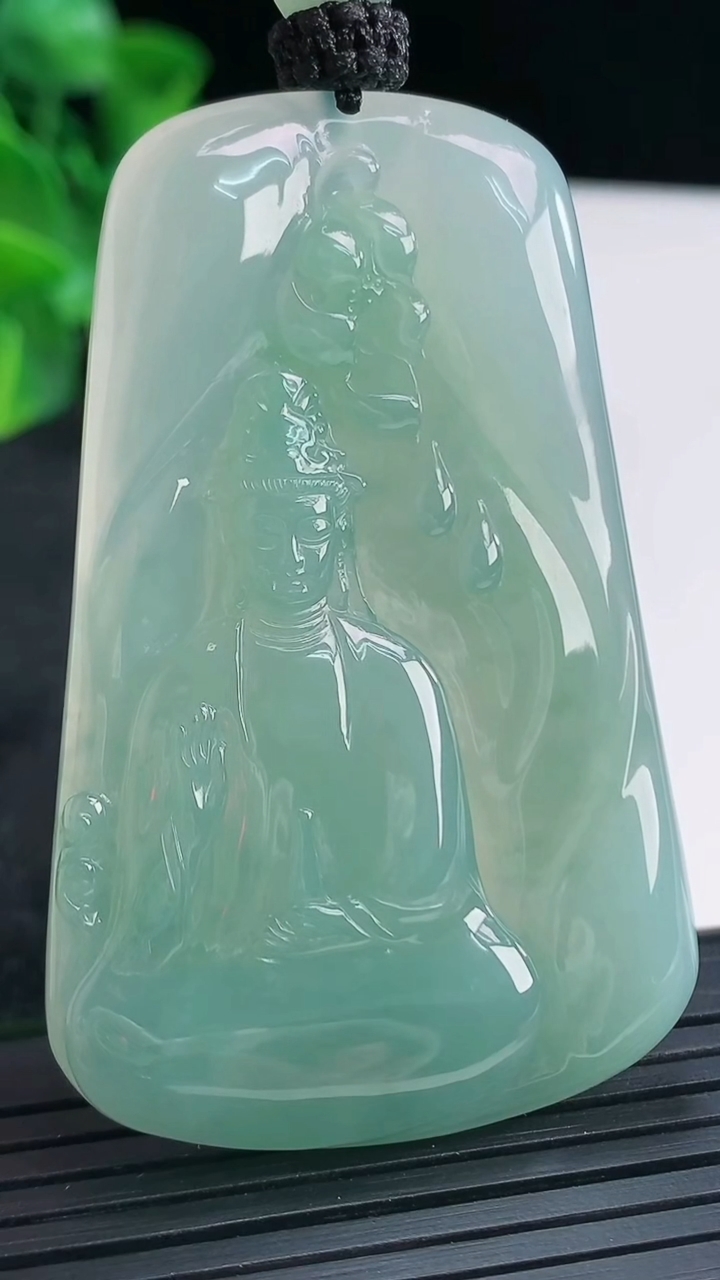 天然A货翡翠观音菩萨吊坠尺寸60.4-38.2-5.7重量:34.58g
4月15日