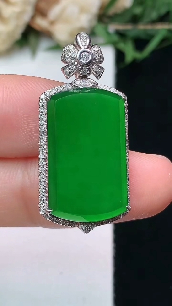 天然A货翡翠无事牌吊坠，尺寸30.9-14.2-6，裸石19.6-11.9
4月15日