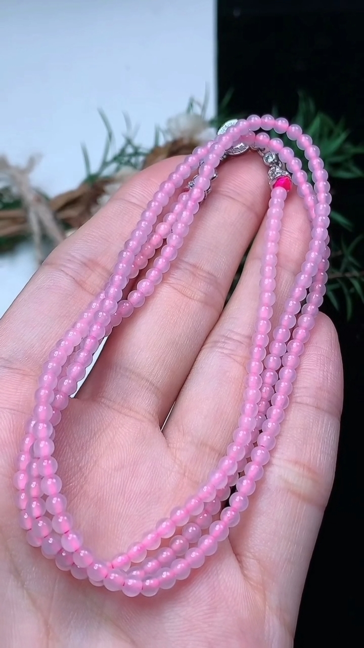 天然A货翡翠白冰小米珠项链，尺寸3-215颗，重量:10.97g4月15日
工厂直销收藏佳品,种好水足，色泽均匀，有种有色，上手高大气！