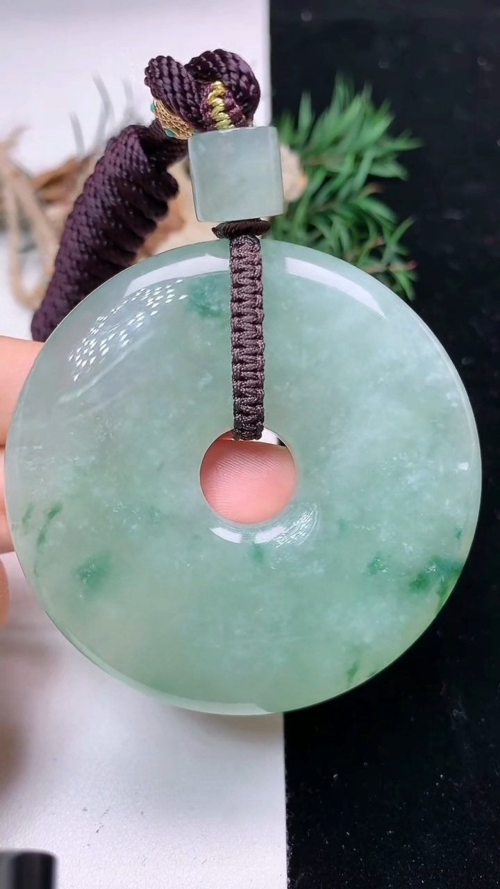 天然A货翡翠飘花平安扣吊坠，尺寸58.4-9.9，重量:78.83g
4月15日