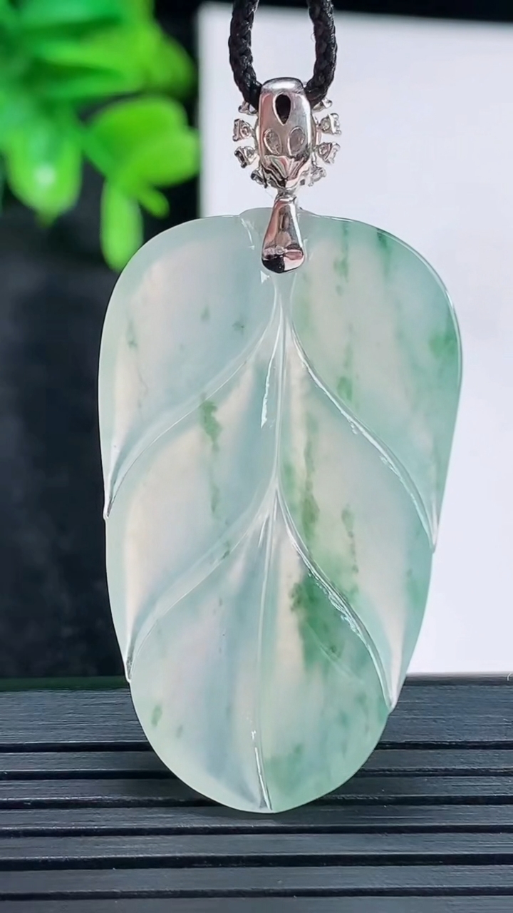 天然A货翡翠18K金飘花金枝玉叶 叶子吊坠尺寸48.5-24.3-4.5重量:9.87g
4月15日