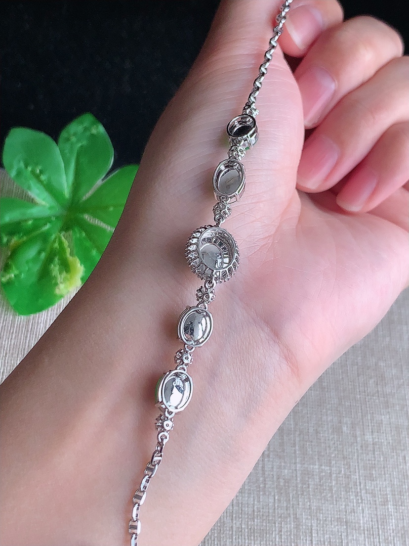 天然A货翡翠18K金伴钻镶嵌满绿蛋面手链 
尺寸9.8-8-6mm 重量6.03g 0414