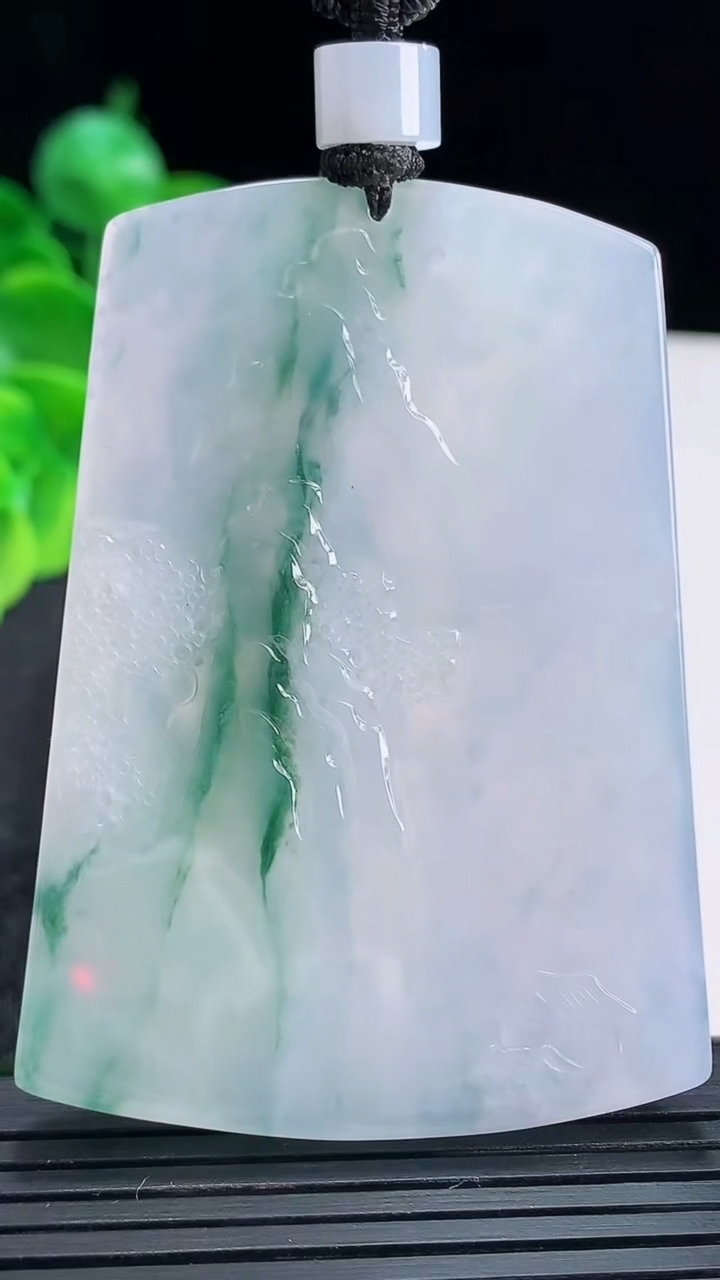 天然A货翡翠紫罗兰飘花山水牌吊坠尺寸62.4-44.9-5.2重量:44.30g
4月15日