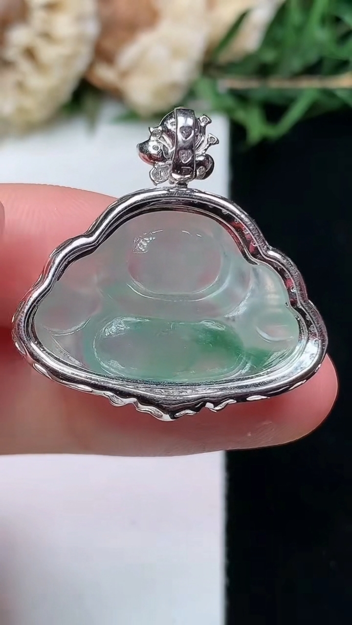 天然A货翡翠飘花佛公吊坠，尺寸27-26.7-8.6，裸石16-24.2，重量:4.72g
4月15日