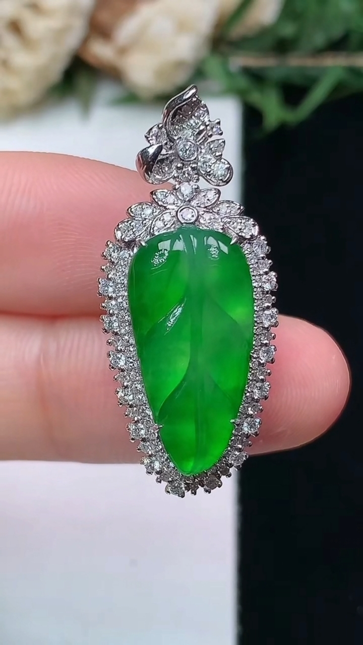 天然A货翡翠金枝玉叶 叶子吊坠，尺寸30.9-13.5-10，裸石18.2-8.8，重量:4.30g