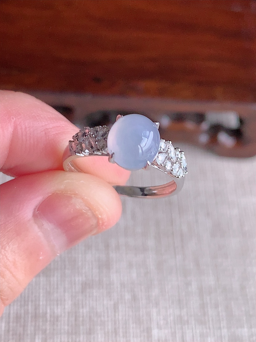 天然A货翡翠18K金伴钻镶嵌紫罗兰蛋面戒指 圈口17裸石
尺寸7.6-6.8mm 重量2.04g 0