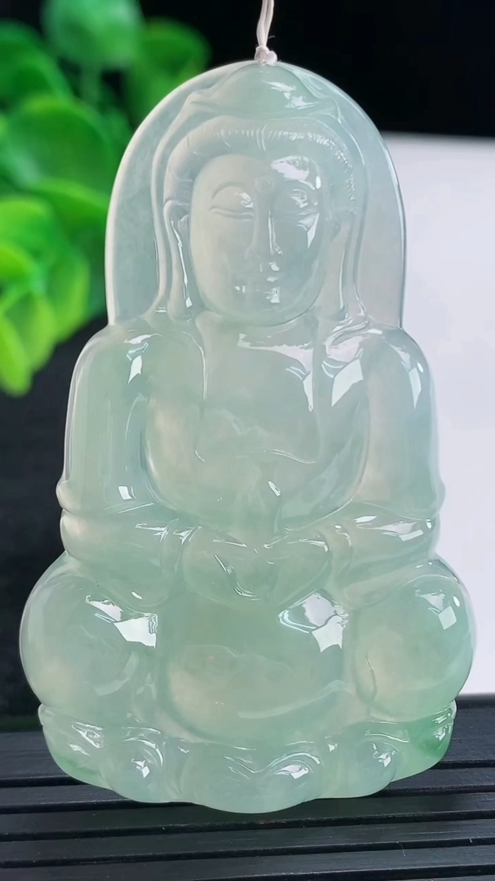 天然A货翡翠观音菩萨吊坠尺寸59.8-37.5-5.5重量:22.34g
4月15日