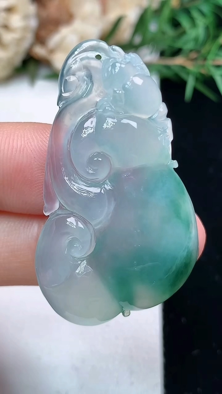 天然A货翡翠飘花如意吊坠，尺寸40.6-23.7-5.8，重量:8.59g
4月15日