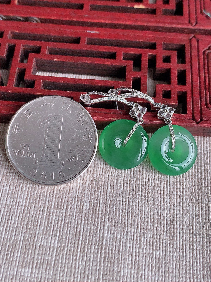 天然A货翡翠18K金伴钻镶嵌满绿平安扣耳坠 
尺寸13.6-3.2mm 重量4.42g 0414