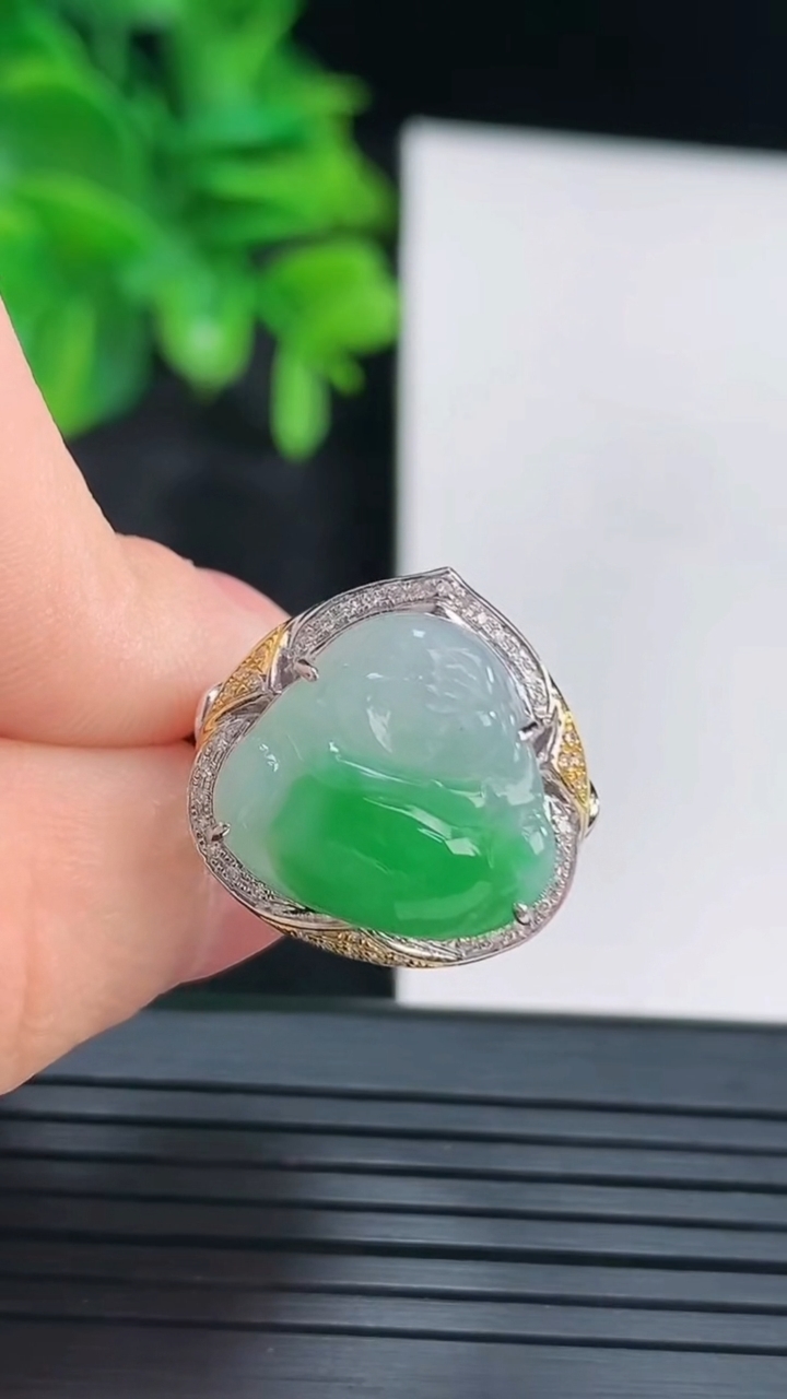天然A货翡翠佛公戒指尺寸17.1-13.6-14.6重量:4.37g2026年4月15日
工厂直销收藏佳品,种好水足，色泽均匀，有种有色，上手高大气！