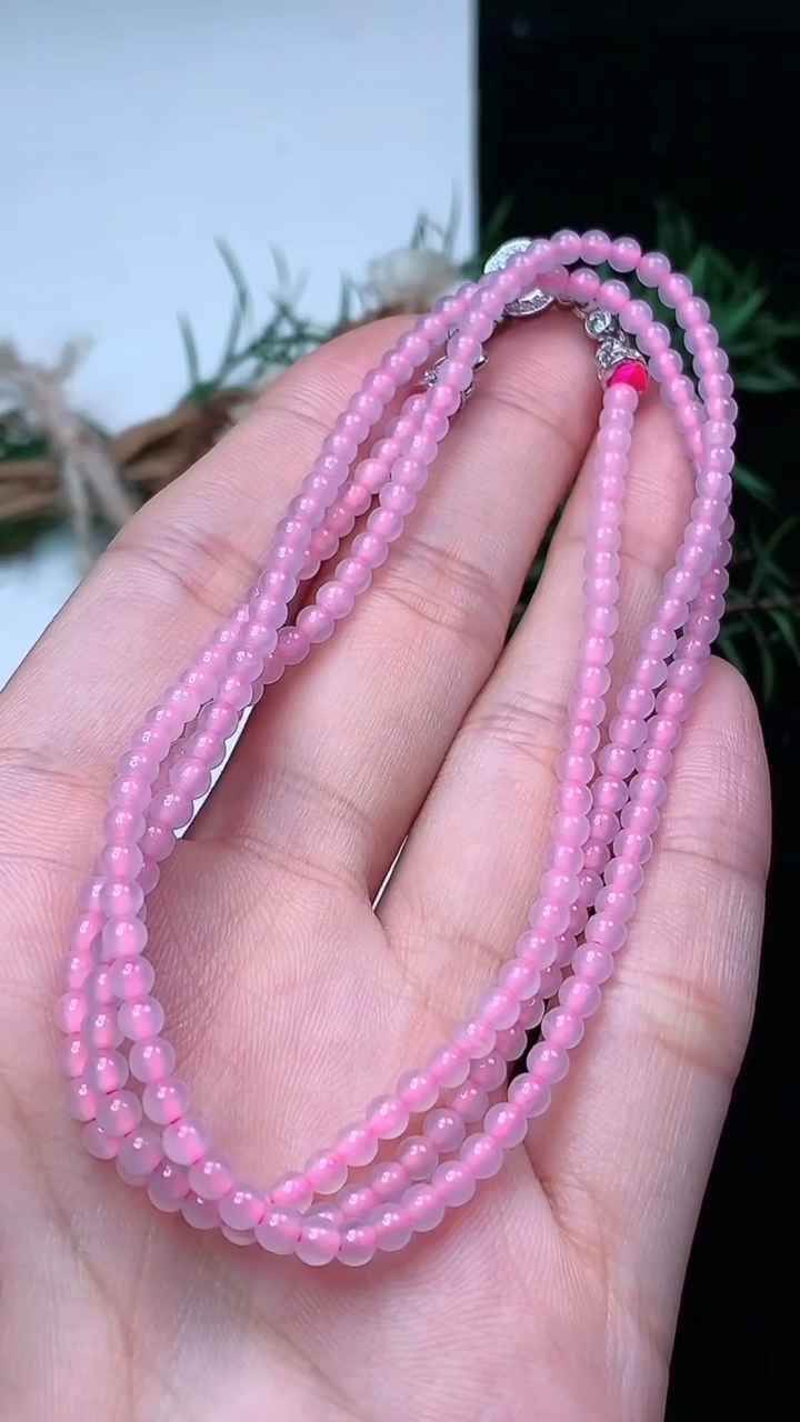 天然A货翡翠白冰小米珠项链，尺寸3-215颗，重量:10.97g4月15日
工厂直销收藏佳品,种好水足，色泽均匀，有种有色，上手高大气！