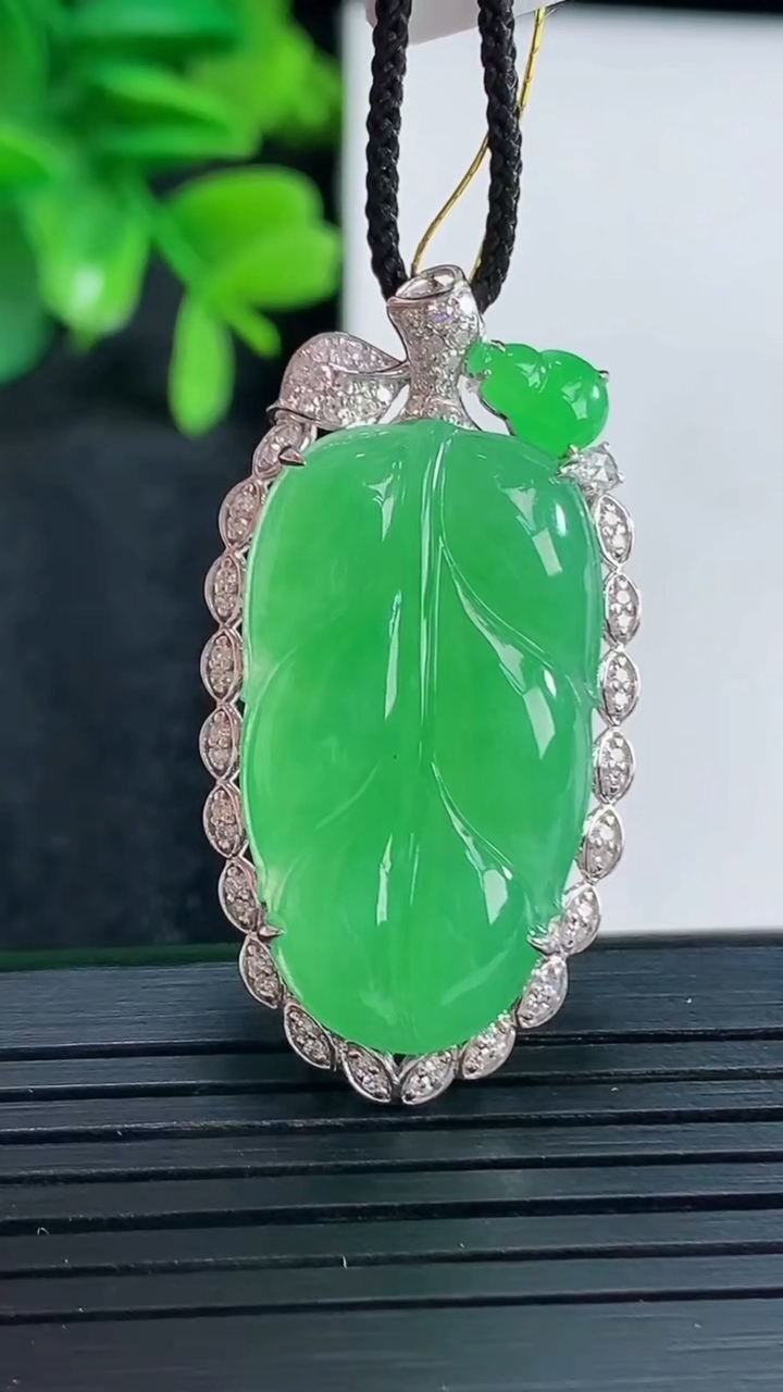 天然A货翡翠金枝玉叶 叶子吊坠尺寸38.4-20.1-8.5裸石28.5-16.2重量:7.96g
4月15日