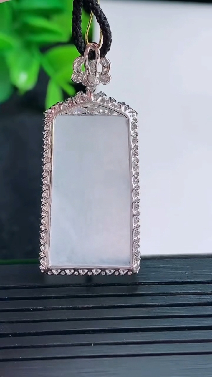 天然A货翡翠种白冰无事牌吊坠尺寸39.8-17.4-7.7裸石26.4-14.9重量:8.80g
4月15日