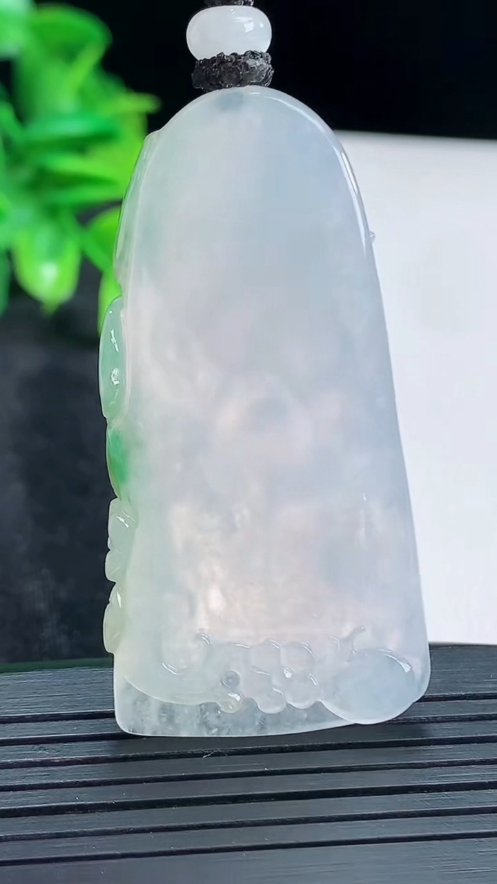 天然A货翡翠梅花鹿吊坠尺寸52.7-26.5-9.5重量:25.89g
4月15日