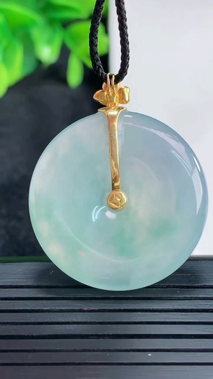 天然A货翡翠18K金飘花平安扣吊坠尺寸37.5-30.4-5.6重量:12.14g
4月15日