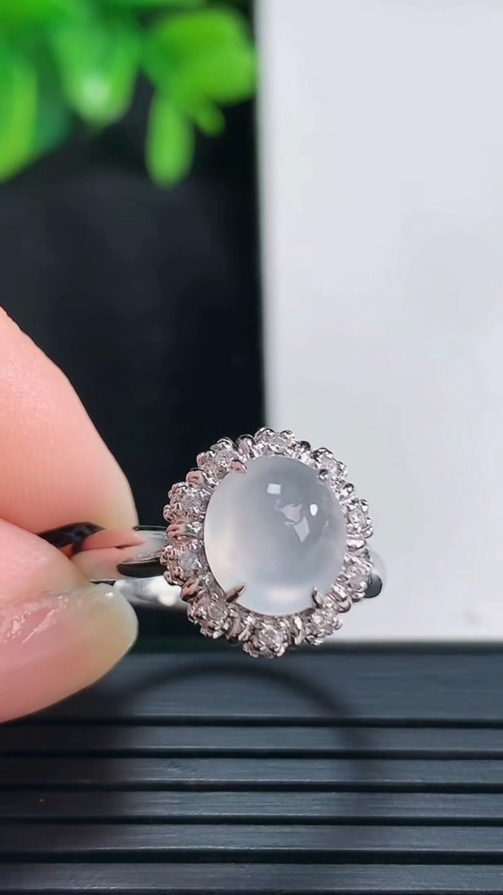 天然A货翡翠种白冰蛋面戒指尺寸17.1-8.3-7.5重量:3.10g2026年4月15日
工厂直销收藏佳品,种好水足，色泽均匀，有种有色，上手高大气！