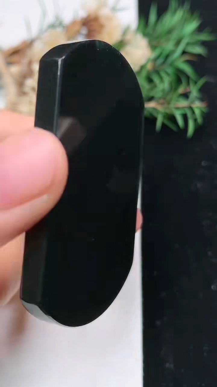 天然A货翡翠墨翠无事牌镶嵌件，尺寸58.3-42.3-4.8，重量:35.00g
4月15日