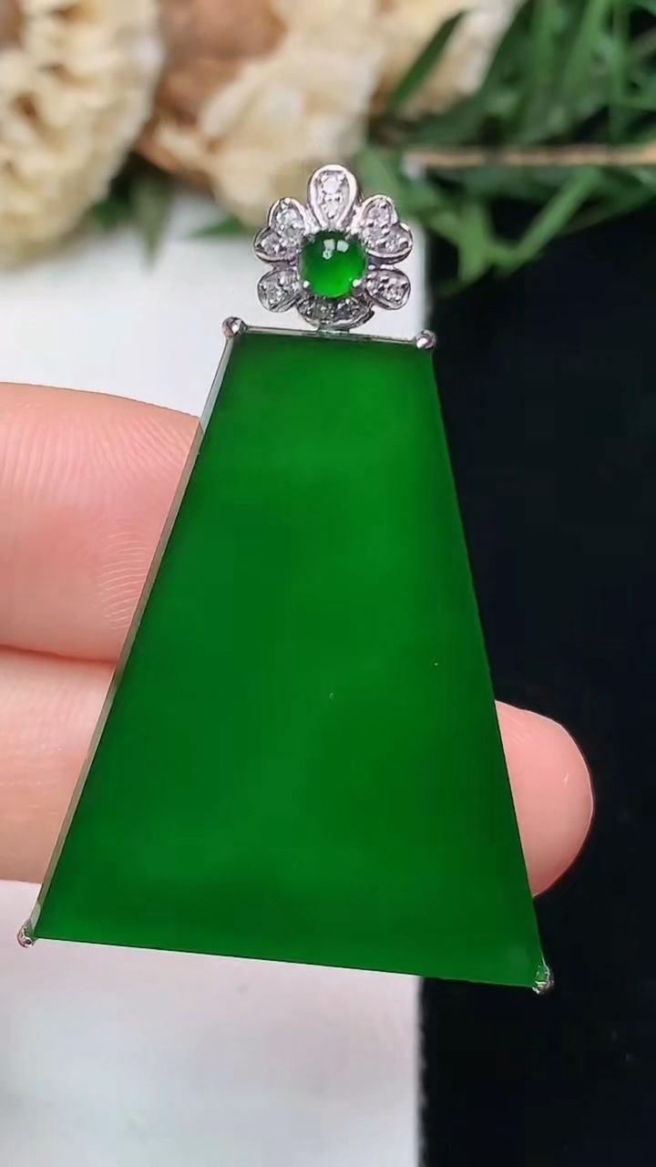 天然A货翡翠无事牌吊坠，尺寸29.3-22-6.9，重量:6.95g
4月15日