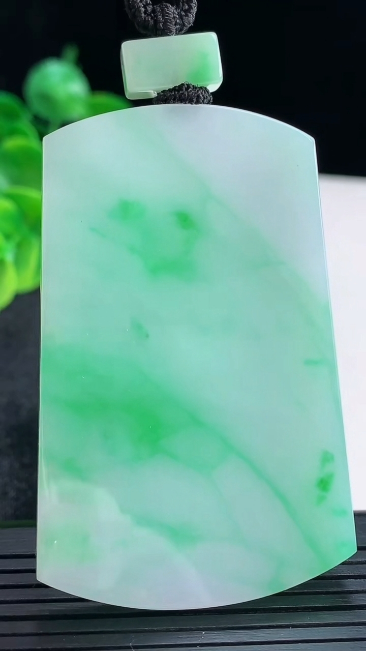 天然A货翡翠无事牌吊坠尺寸62.6-40.4-5.5重量:48.51g
4月15日